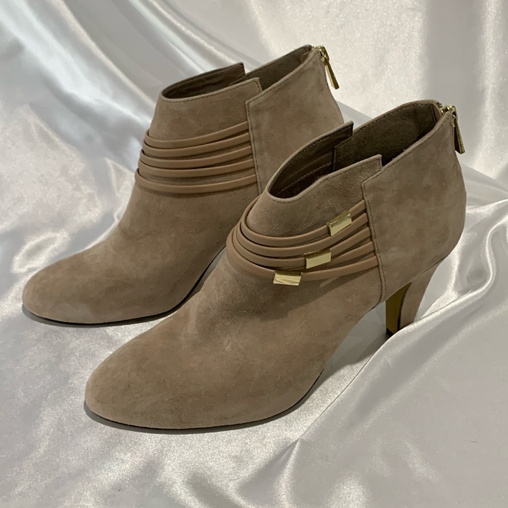 Bella Vita Nerissa Bootie In Almond Cream Suede Sz 10